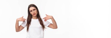 Gözlüklü küstah, havalı, küstah esmer kızın portresi, kendini kibirli, kendine güvenen bir ifadeyle gösteriyor, profesyonel olmak, kendi yeteneklerini teşvik etmek, övünme başarısı, beyaz arka plan.