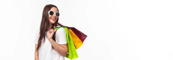 ショッピング レジャー ライフスタイルのコンセプト 喜びの若い女性が店内を歩いて 新しい服や夏のビキニを購入し 笑顔で振り返ってみると 肩の上にバッグを保持 — ストック写真