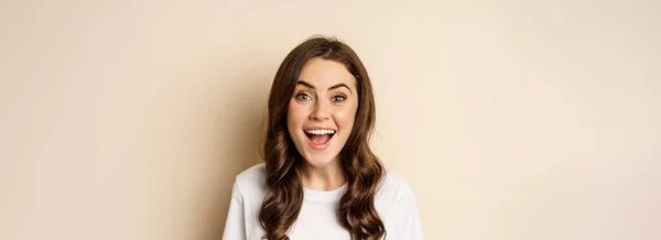 Close Portrait Surprised Excited Brunette Girl Looking Amazed Reacting Impressed — 스톡 사진