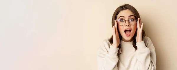 Close Portrait Cute Woman Glasses Looking Impressed Reacting Amazed Smth — Stock Photo, Image