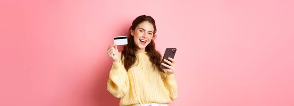 Tecnología Compras Línea Cliente Femenina Feliz Satisfecha Mostrando Tarjeta Crédito —  Fotos de Stock