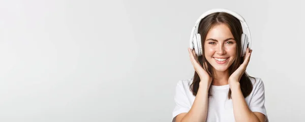 Close Bela Menina Feliz Sorrindo Gostando Ouvir Música Fones Ouvido — Fotografia de Stock