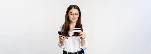 Retrato Mulher Jovem Olhando Para Tela Smartphone Pagando Pela Compra — Fotografia de Stock
