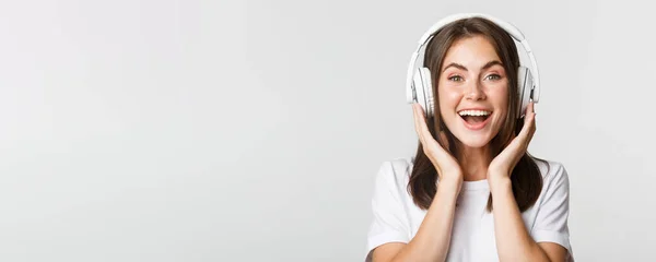 Close Sorrir Menina Morena Atraente Ouvir Música Fones Ouvido Desfrutando — Fotografia de Stock