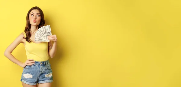 信贷和货币概念 年轻的黑发女子面带微笑 笑容满面 站在黄色的背景上 — 图库照片