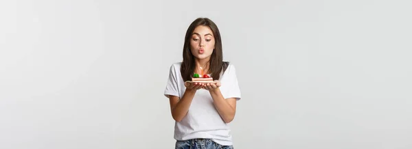 Aufgeregt Und Verträumt Süßes Geburtstagskind Wünsche Auf Day Kuchen Bläst — Stockfoto