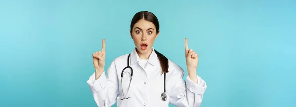 Portrait Surprised Young Doctor Female Medical Worker Pointing Fingers Gasping — Foto de Stock