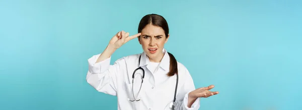 Médico Mujer Molesta Señalando Con Dedo Cabeza Regañando Alguien Estúpido — Foto de Stock