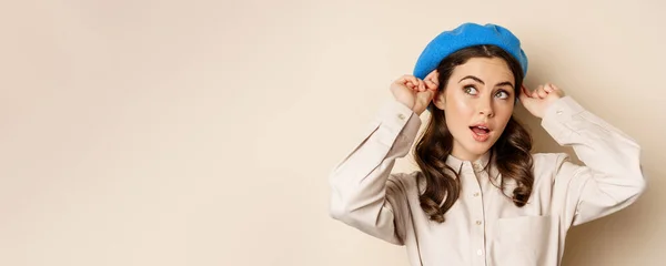 Stylish Modern Girl Put Trendy Hat Head Smiling Going Out — Fotografia de Stock
