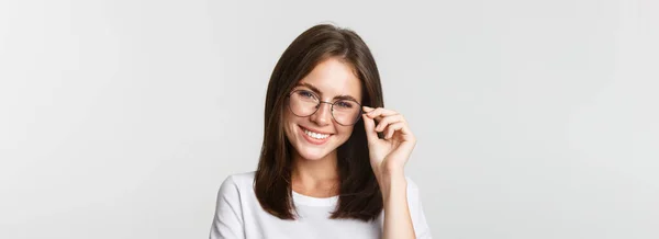 Primer Plano Sonriente Chica Morena Segura Hermosa Gafas Que Ven — Foto de Stock
