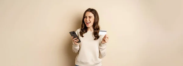 Smiling Girl Using Mobile App Smartphone Shopping Credit Card Standing — 图库照片
