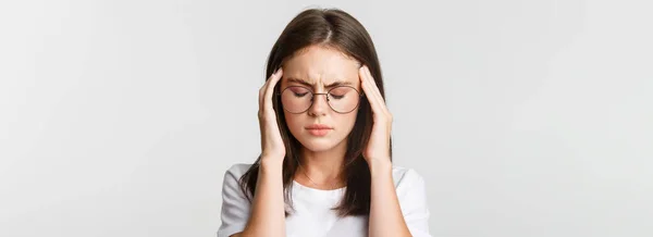 Närbild Ung Kvinna Glasögon Som Vidrör Huvudet Och Grimaserar Smärta — Stockfoto