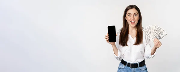 Mujer Mostrando Pantalla Del Teléfono Móvil Dinero Efectivo Dinero Concepto —  Fotos de Stock