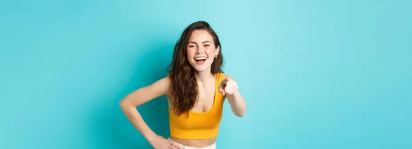 Mujer Atractiva Joven Con Cuerpo Perfecto Ropa Verano Riendo Sonriendo — Foto de Stock