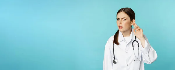 Kafası Karışmış Bir Kadın Doktor Seni Duyamaz Ele Tutuşup Şaşkın — Stok fotoğraf