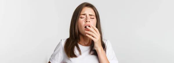 アレルギーのくしゃみをする少女の肖像 手で口をカバーします 白い背景の上に立って病気の女性 — ストック写真