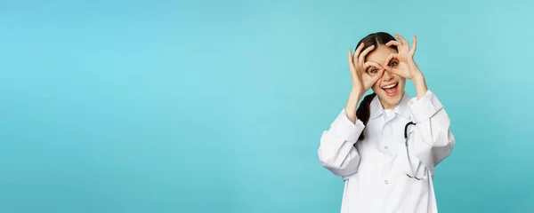 Funny Therapist Girl Doctor Showing Okay Binoculars Zero Gesture Eyes — Stockfoto