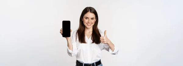 Leende Kvinna Visar Tummen Upp Rekommendera App Mobiltelefon Skärm Tomt — Stockfoto