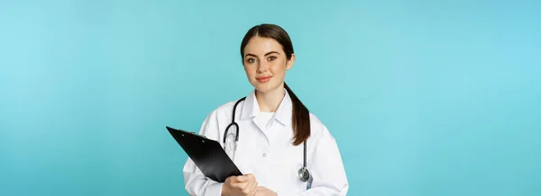 Image Professional Woman Doctor Physician Clipboard Writing Listening Patient Hospital — Fotografia de Stock