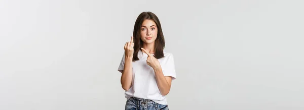 Nespokojená Brunetka Dívka Stěžující Přítele Ukazuje Prst Bez Snubního Prstenu — Stock fotografie