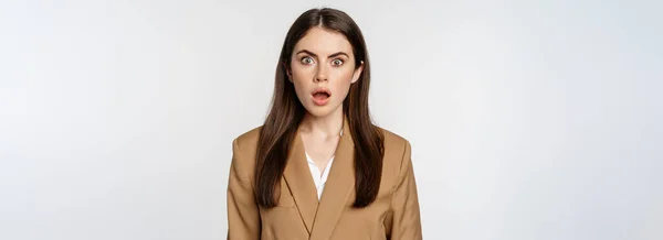 Portrait Shocked Speechless Businesswoman Gasping Staring Stunned Camera Wearing Brown — Stock Fotó