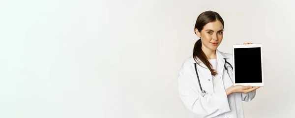 Imagen Mujer Doctora Trabajadora Salud Mostrando Sitio Web Médico Línea — Foto de Stock