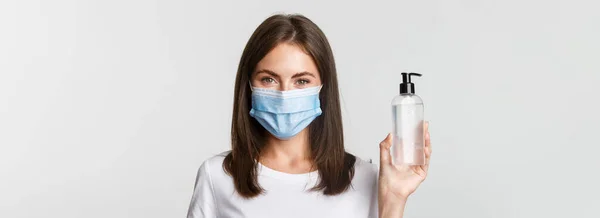 Covid Sağlık Sosyal Uzaklık Kavramı Tıbbi Maskeli Dezenfektanı Gösteren Çekici — Stok fotoğraf