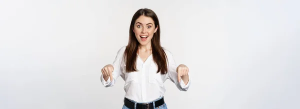 Amazed Young Woman Pointing Fingers Showing Announcement Logo Banner Looking — Stockfoto