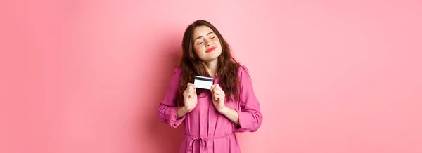 Jovem Morena Abraçando Seu Cartão Crédito Com Prazer Sorrindo Satisfeito — Fotografia de Stock