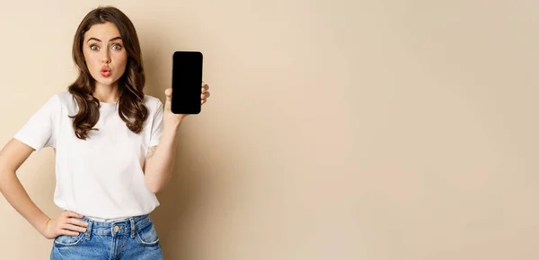 Online Shopping App Concept Young Woman Smiling Showing Mobile Phone — Fotografia de Stock