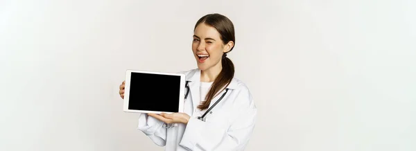 Ηλεκτρονική Ιατρική Βοήθεια Απομακρυσμένο Ραντεβού Χαμογελώντας Όμορφη Γυναίκα Γιατρός Δείχνει — Φωτογραφία Αρχείου