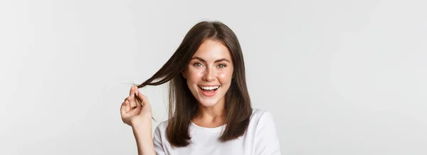 Porträt Von Flirty Schöne Mädchen Spielt Mit Haaren Und Lächelt — Stockfoto
