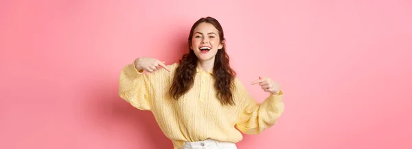 Magabiztos Boldog Lány Mutat Magára Nevet Önreklámozó Mosolygós Szemben Rózsaszín — Stock Fotó
