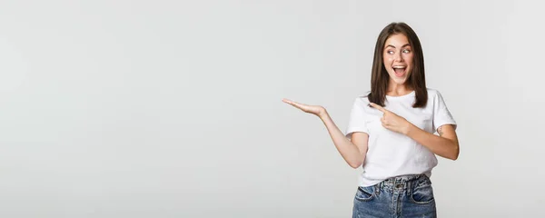 Attraktive Junge Frau Zeigt Mit Dem Finger Auf Etwas Das — Stockfoto