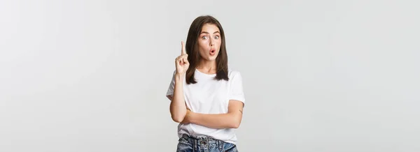 Porträt Eines Aufgeregten Mädchens Das Den Finger Hebt Andeutungen Oder — Stockfoto