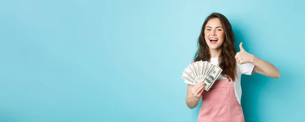 Uśmiechnięta Szczęśliwa Kobieta Trzymająca Pieniądze Banknoty Dolarowe Pokazująca Kciuk Górę — Zdjęcie stockowe