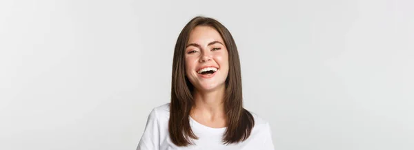 Beyaz Tişörtlü Mutlu Esmer Kız Kameraya Gülüyor Kaygısız Gülümsüyor — Stok fotoğraf