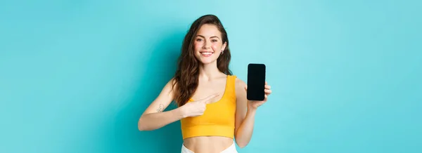 Mujer Atractiva Feliz Mostrando Publicidad Pantalla Del Teléfono Inteligente Apuntando — Foto de Stock