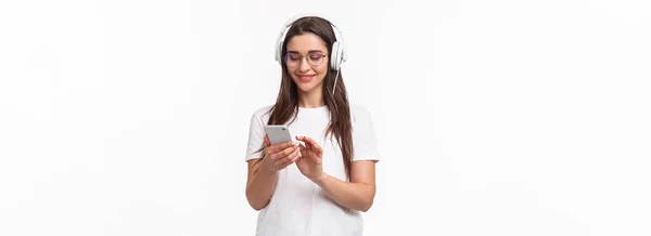 Technológia Életmód Zenei Koncepció Portré Szép Fiatal Lány Fülhallgató Sms — Stock Fotó
