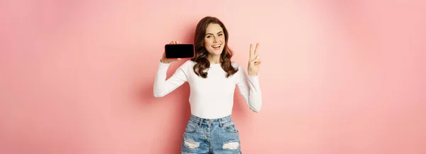 Stylish Young Woman Introducing Company Website Mobile App Showing Smartphone — Stock Photo, Image
