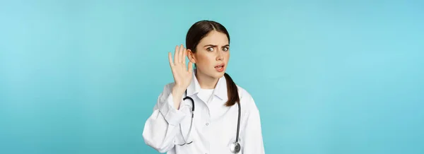 Image Confused Woman Doctor Cant Hear You Holding Hand Ear — Fotografia de Stock