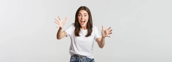 Garota Morena Excitada Sorrindo Espantada Levantando Mãos Para Pegar Algo — Fotografia de Stock