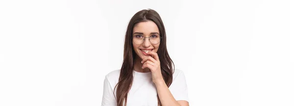 Detailní Portrét Vzrušené Ženské Roztomilé Mladé Ženy Brýlích Usmívající Hledící — Stock fotografie