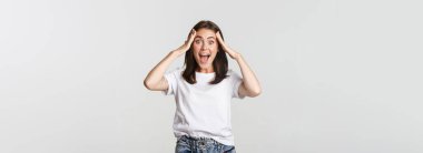 Şaşırmış ve gülümseyen çekici bir kızın portresi..