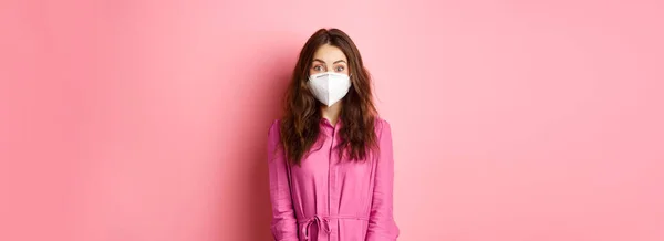 Covid Pandemie Und Lebensstilkonzept Aufgeregte Junge Frau Mit Atemschutzmaske Beim — Stockfoto