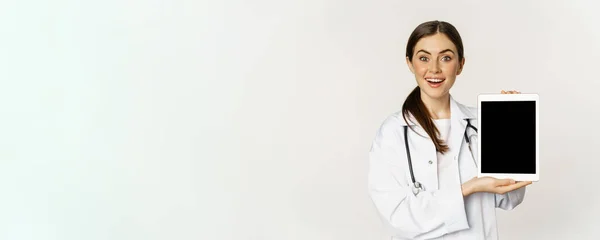 Image Woman Doctor Female Healthcare Worker Showing Online Medical Website — Fotografia de Stock