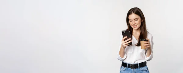 Mulher Moderna Olhando Para Telefone Celular Beber Café Takeaway Copo — Fotografia de Stock
