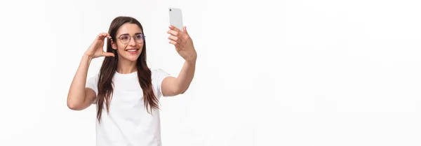 Comunicación Tecnología Estilo Vida Retrato Encantadora Mujer Joven Sonriente Gafas — Foto de Stock