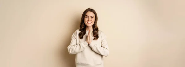 Děkuji Usmívající Šťastná Žena Ukazuje Modlitbu Namaste Gesto Děkuji Stojí — Stock fotografie