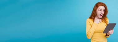 İnsan ve teknoloji kavramı - portre genç güzel çekici Dişileştirilmiş kız dijital masada bir şey yeme içme ile gülümseyen mutlu yakın. Mavi Pastel renkli. Kopya alanı.